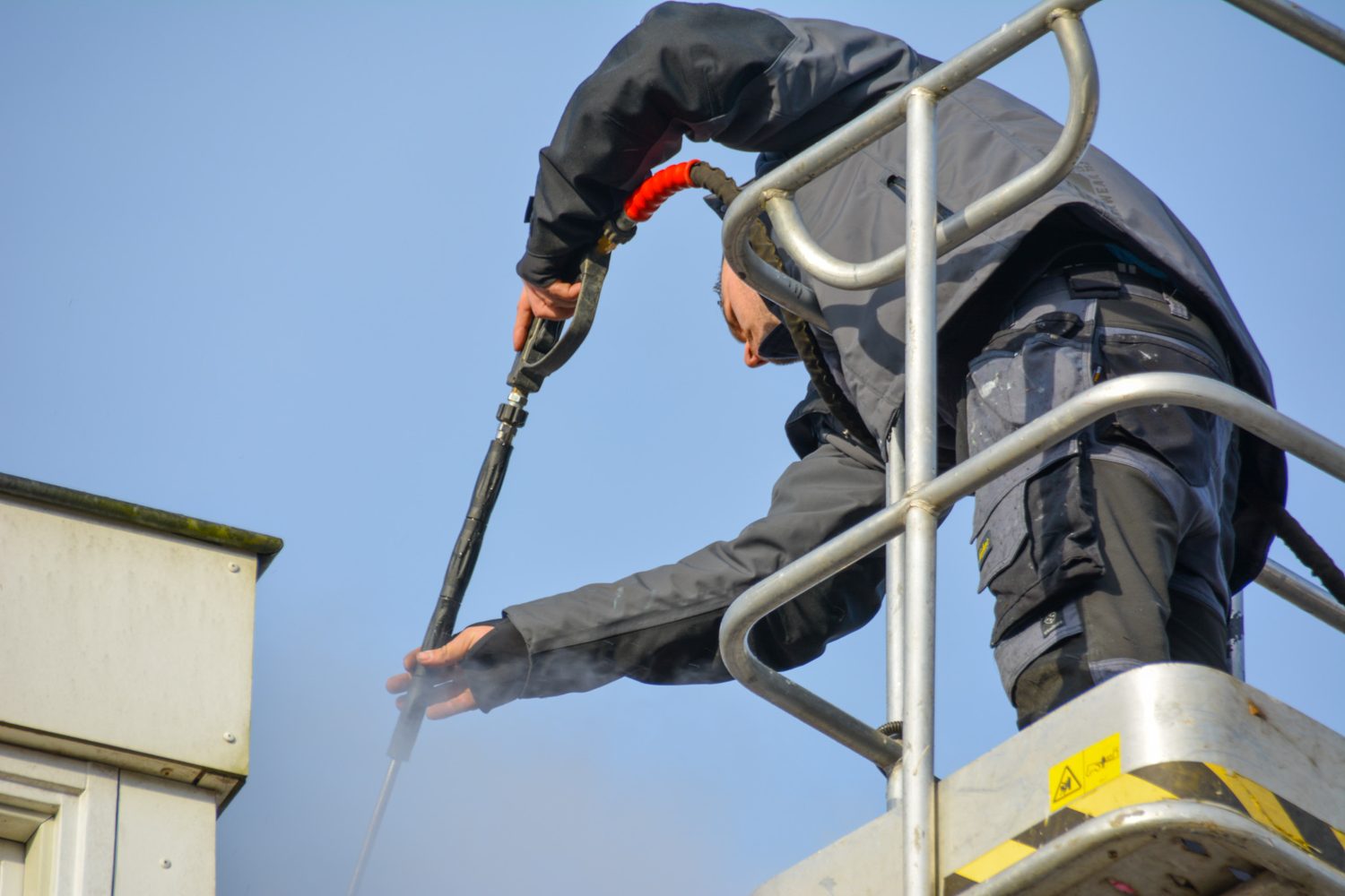 Behandeling van een gevel vanaf een steiger