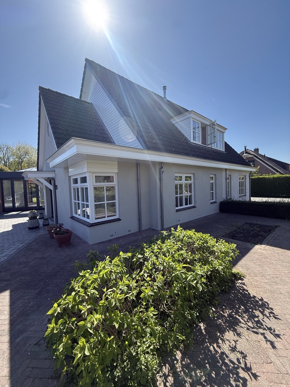 Grote vrijstaande woning met volledig gespoten gevel in Oisterwijk