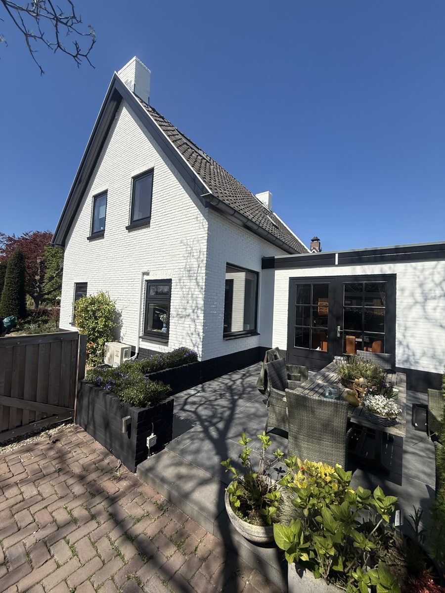 Wit gespoten gevel als eindresultaat