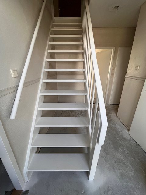 Wit gespoten trap met balustrade