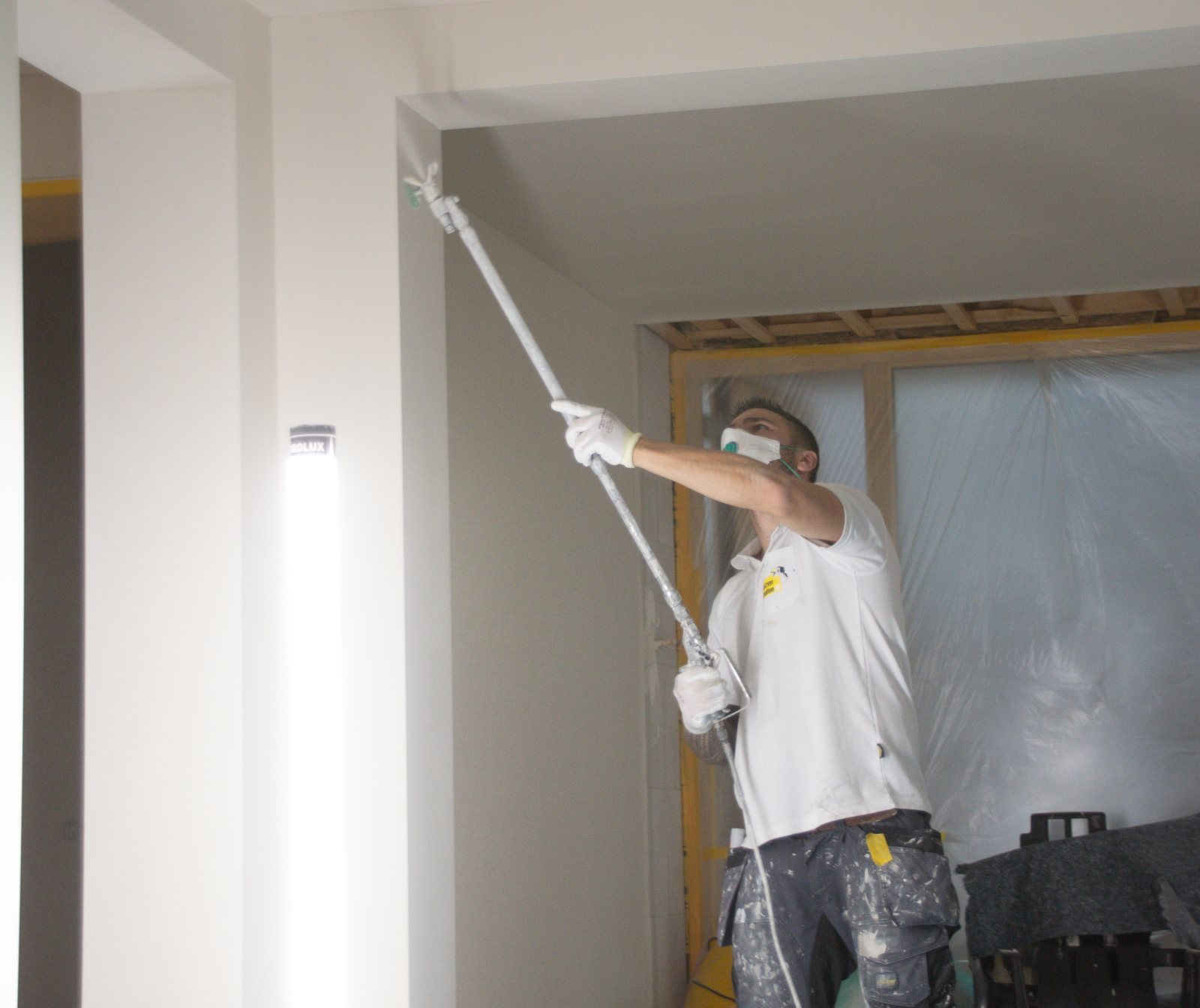 Gespoten plafond en wanden in een woning in Breda