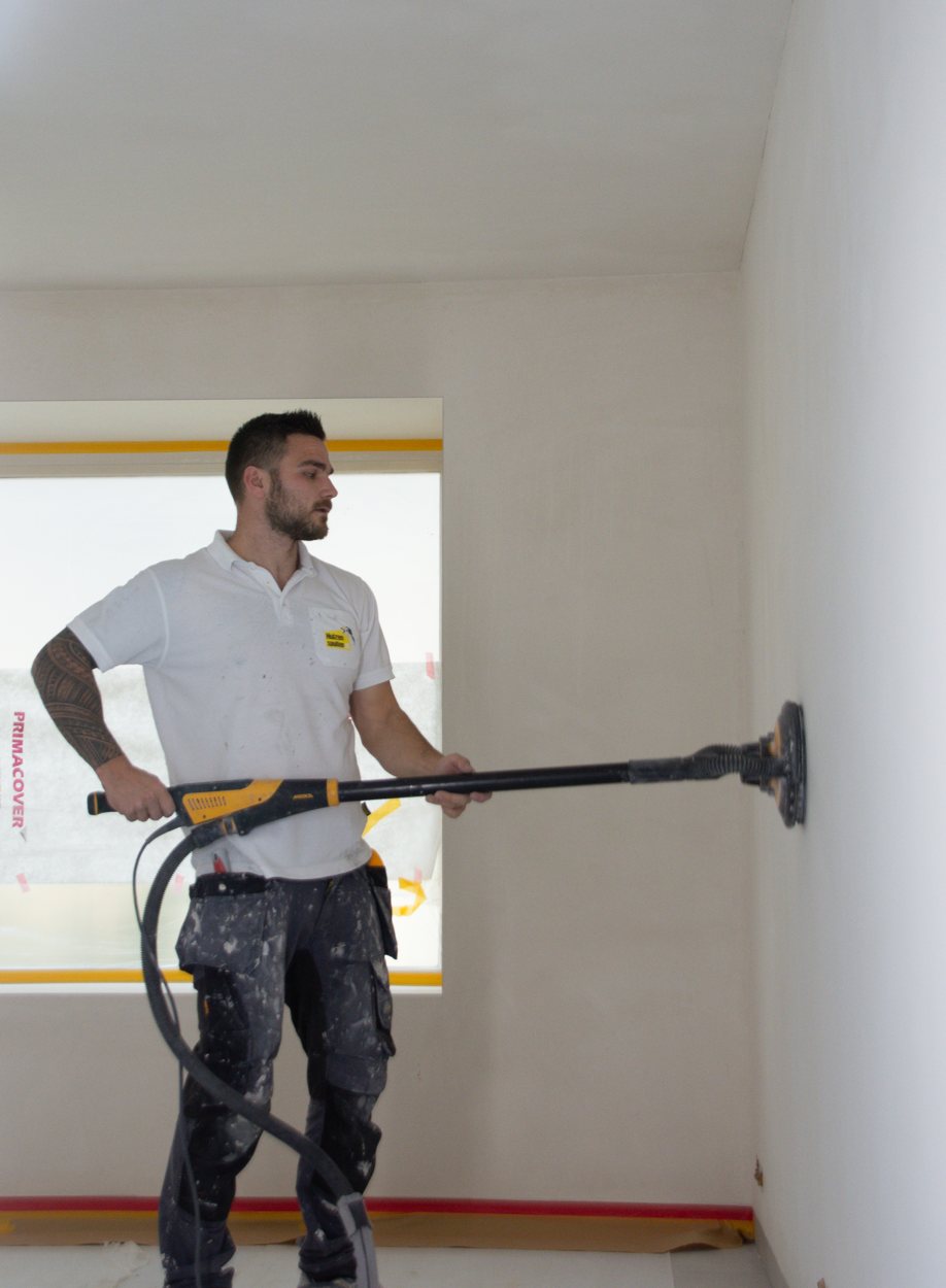 Vakman spuit wanden en plafonds met airless latex