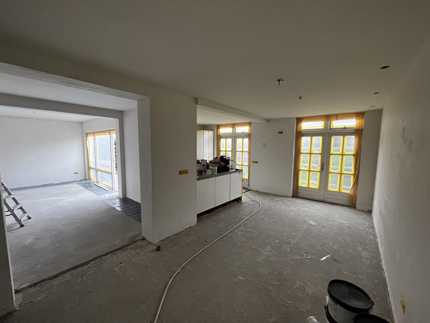 Strak overgespoten wanden en plafond in een woonkamer